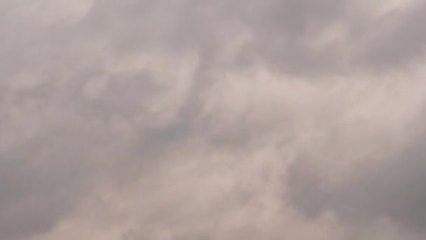 Хмарне небо з швидкими кумульськими хмарами — стокове відео
