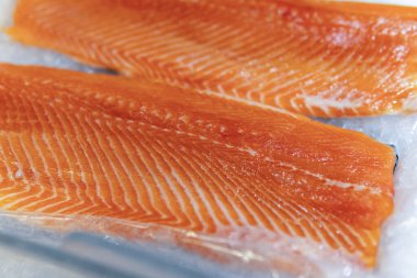 Süpermarkette buzlu somon filetosu..