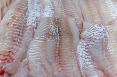 Süpermarkette buzlu balık filetosu..