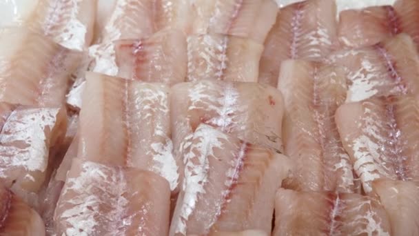 Филе белой рыбы на льду в супермаркете — стоковое видео