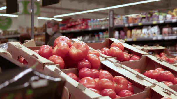 Menschen in medizinischen Masken wählen Produkte im Supermarkt — Stockvideo