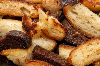 Dilimlenmiş ekmek tavada kızarır..