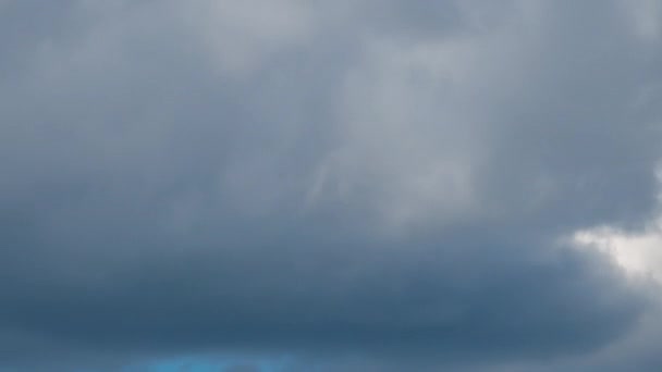 Білі Хмари Швидко Рухаються Блакитному Небі Тімелапсе — стокове відео