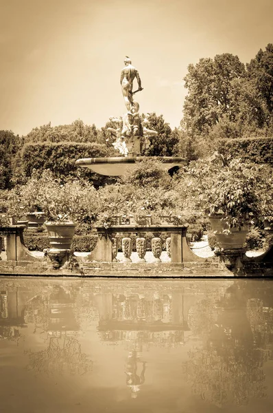 Fonte velha em Florença, Itália — Fotografia de Stock