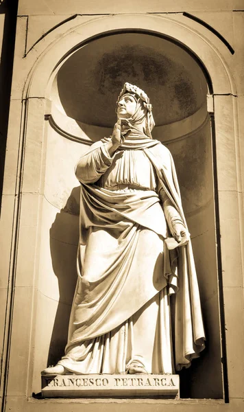 Staty av francesco petrarca — Stockfoto