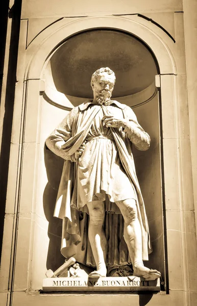 Posąg Michelangelo Buonarroti — Zdjęcie stockowe