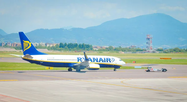 Ryaniar voo no aeroporto — Fotografia de Stock
