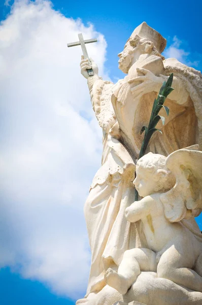 Άγαλμα του Αγίου στο Μιλάνο, Ιταλία — Φωτογραφία Αρχείου