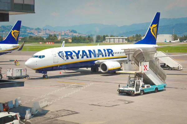 Ryaniar flight at the airport — Stock Photo, Image