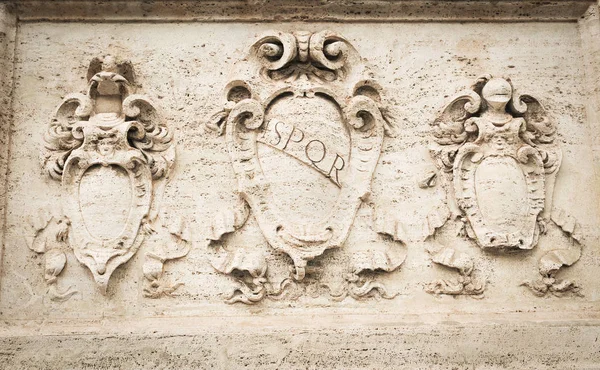 Altes Basrelief in roma, italien — Stockfoto