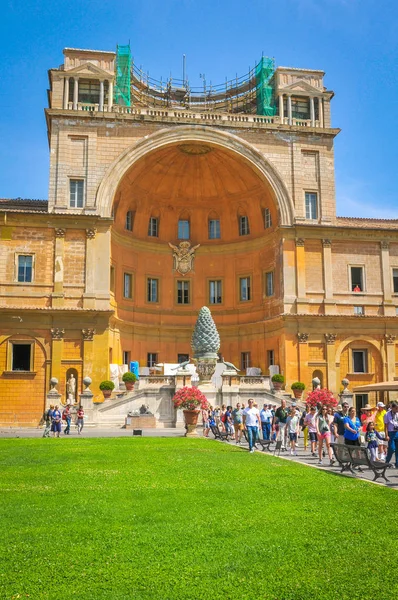 Turister i Vatikanen, Rom, Italien — Stockfoto