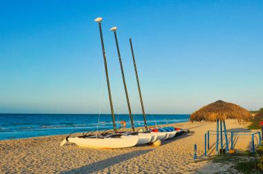 gün batımında tekne 