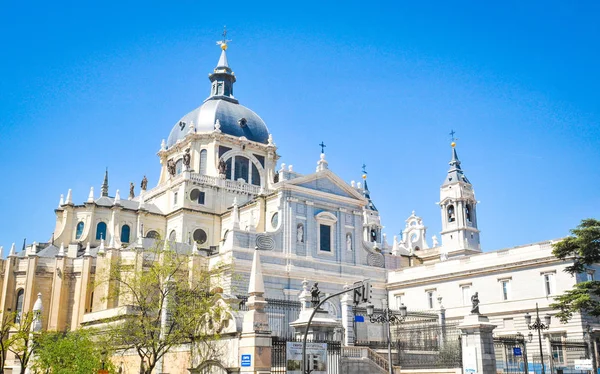 Almudena kathedraal in Madrid, Spanje — Stockfoto