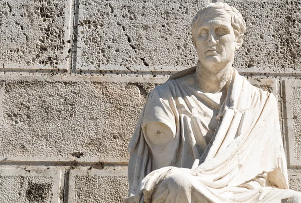 Old statue in Athens, Greece — Stock Photo, Image