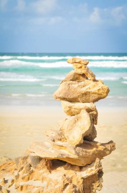 Meditasyon kavramı ile dengeli kayalar