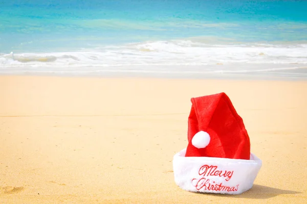 Santa hat on the beach — Stock Photo, Image