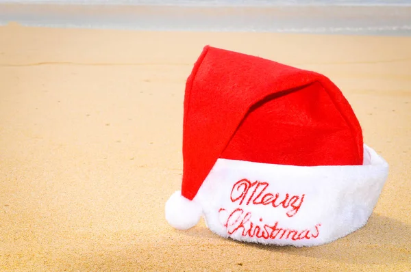 Santa hat on the beach — Stock Photo, Image