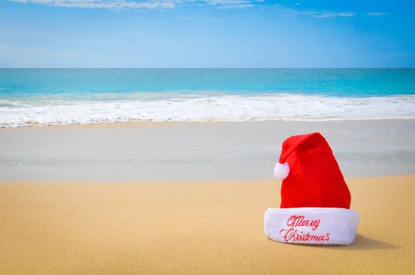 Noel Baba şapkası sahilde — Stok fotoğraf
