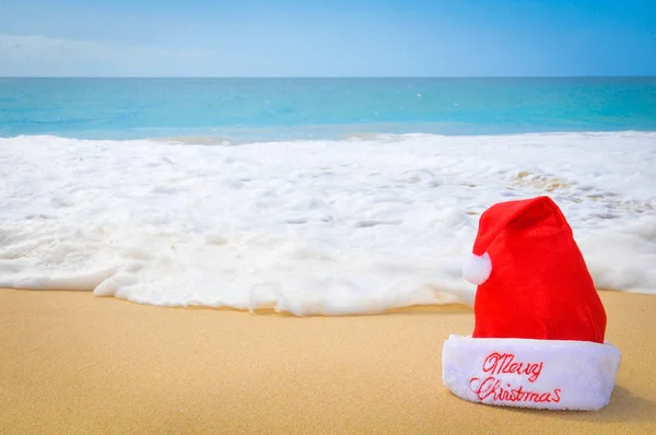 Santa hat on the beach — Stock Photo, Image