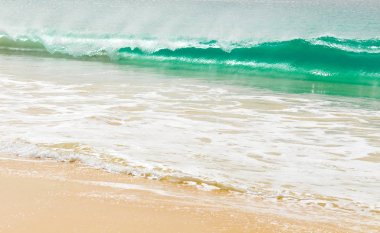 Tropikal bir denizin dalgaları 