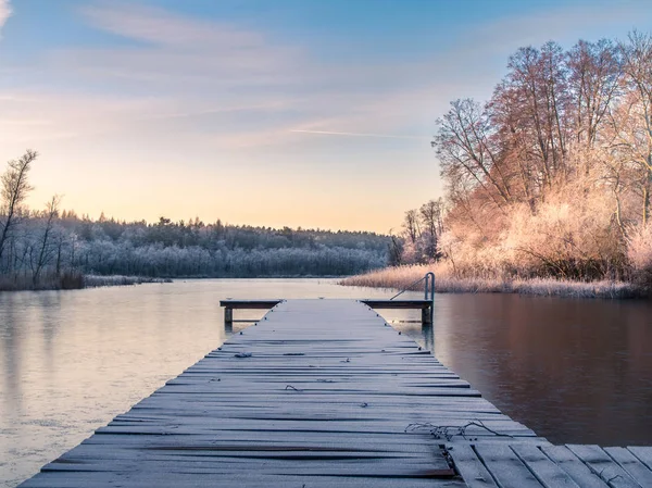 Lakeside gündoğumu kışın