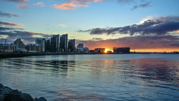 Silhuett av Reykjavik i solnedgången — Stockfoto