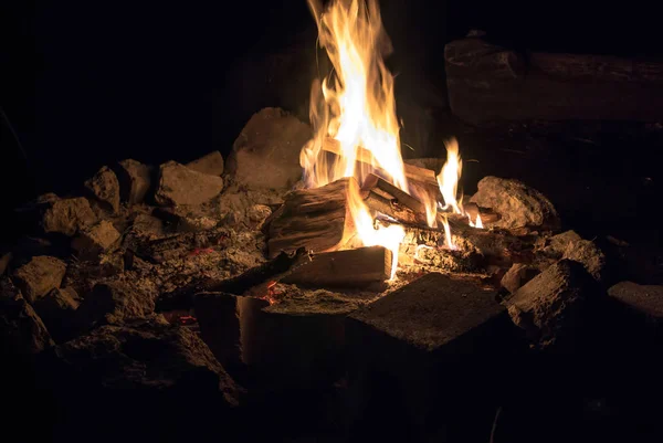Gece kamp ateşi.