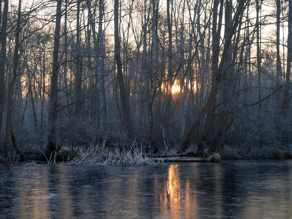 Kış aylarında göl günbatımı