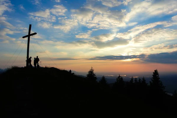 dağ tepe üzerinde yürüyüşçü