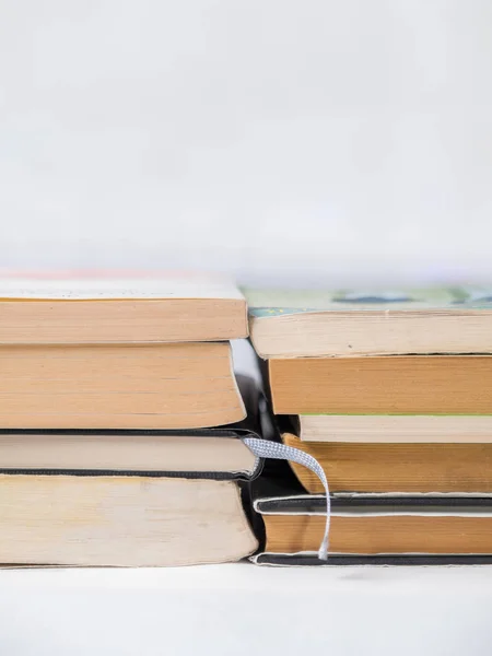 Çeşitli kitap yığını