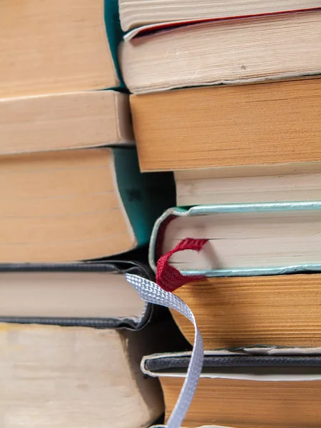 Çeşitli kitap yığını