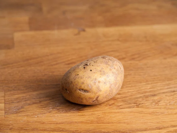 One potatoe on table — Stock Photo, Image