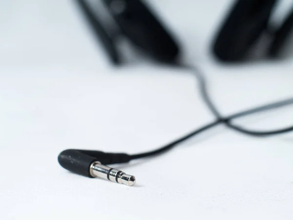 Beyaz arka plan üzerinde kulaklık jakı