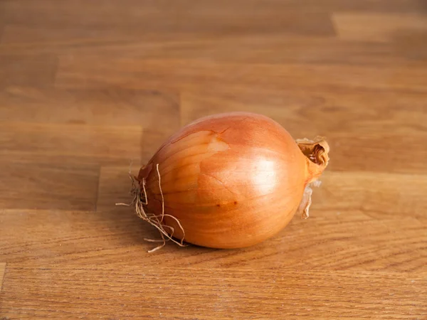 ahşap masa üzerinde bir soğan