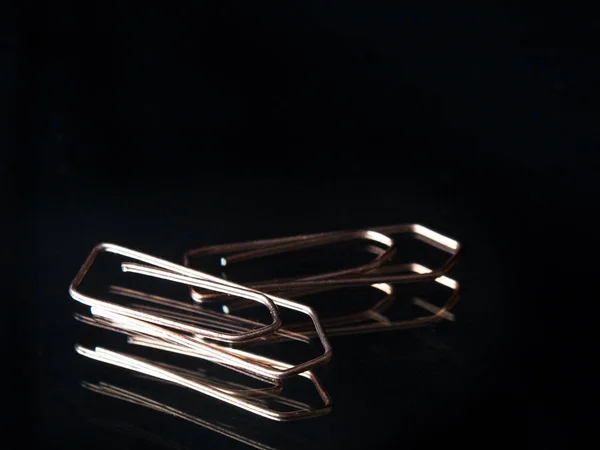 İki yansıtılmış ataç