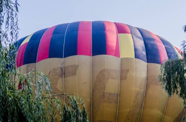 Sıcak hava balonu gün doğumunda uçuyor. romantik balon uçuşları