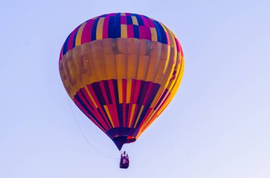 Sıcak hava balonu gün doğumunda uçuyor. romantik balon uçuşları