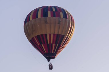 Sıcak hava balonu gün doğumunda uçuyor. romantik balon uçuşları