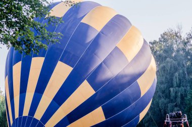 Sıcak hava balonu gün doğumunda uçuyor. romantik balon uçuşları