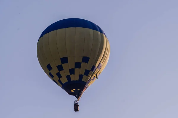 O balão de ar quente voa ao nascer do sol. voos de balão românticos — Fotografia de Stock