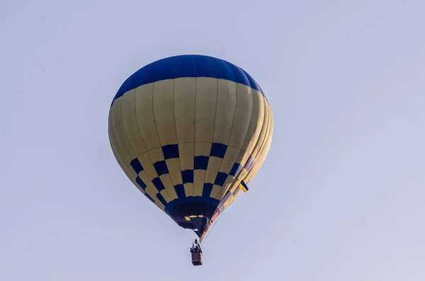 Balon z gorącym powietrzem leci o wschodzie słońca. romantyczne loty balonem — Zdjęcie stockowe