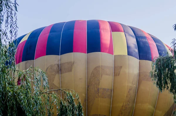 Heißluftballon fliegt bei Sonnenaufgang. Romantische Ballonfahrten — Stockfoto