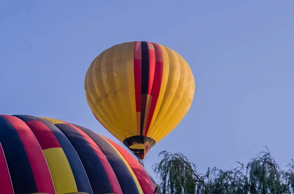 Globo de aire caliente está volando al amanecer. vuelos románticos en globo —  Fotos de Stock