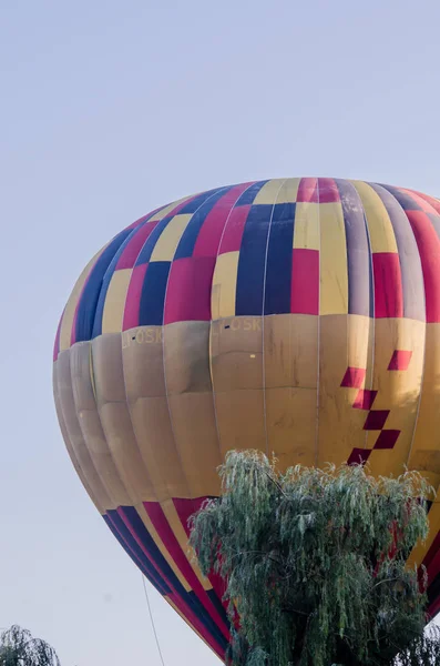 Heißluftballon fliegt bei Sonnenaufgang. Romantische Ballonfahrten — Stockfoto