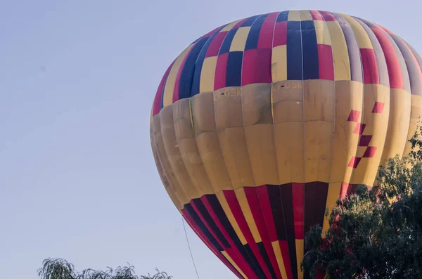 Varmluftsballongen flyger vid soluppgången. romantiska ballongflygningar — Stockfoto