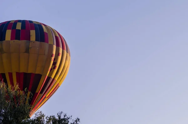 太阳升起时热气球在飞。 浪漫的气球飞行 — 图库照片