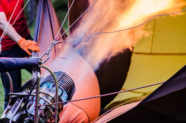 Flamme brûlante provenant d'une montgolfière Image En Vente