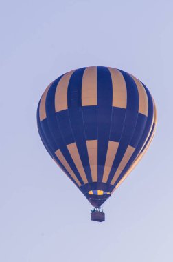 Sıcak hava balonu gün doğumunda uçuyor. romantik balon uçuşları