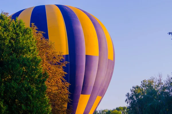 Heißluftballon fliegt bei Sonnenaufgang. Romantische Ballonfahrten — Stockfoto