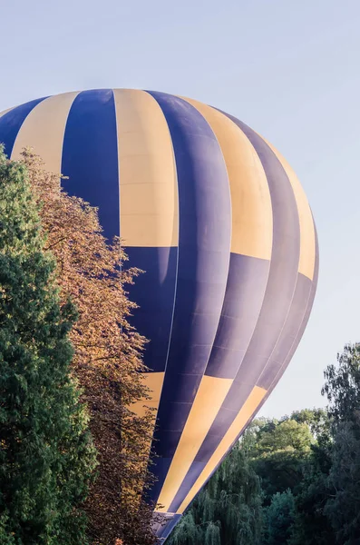 Heißluftballon fliegt bei Sonnenaufgang. Romantische Ballonfahrten — Stockfoto